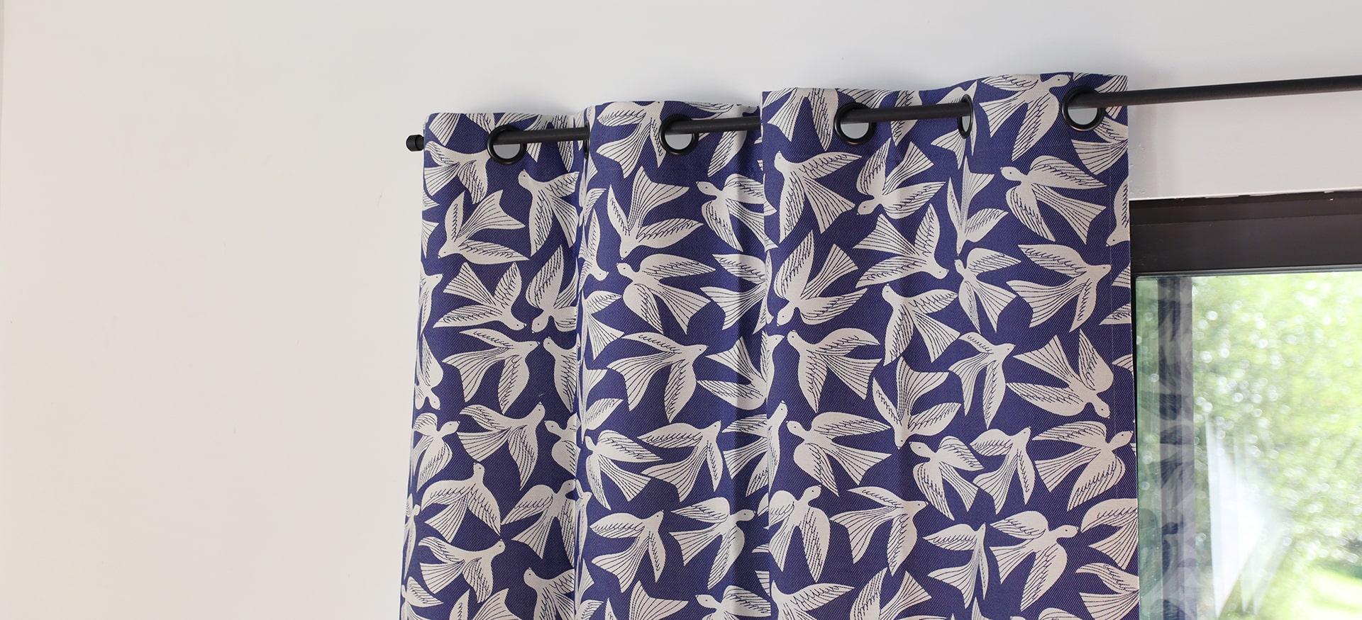 Rideau bleu au design basque Maison Jean-Vier